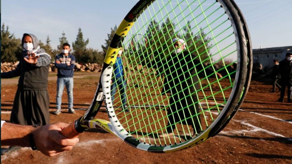 Beden eğitimi öğretmeni köyü tenisle tanıştırdı