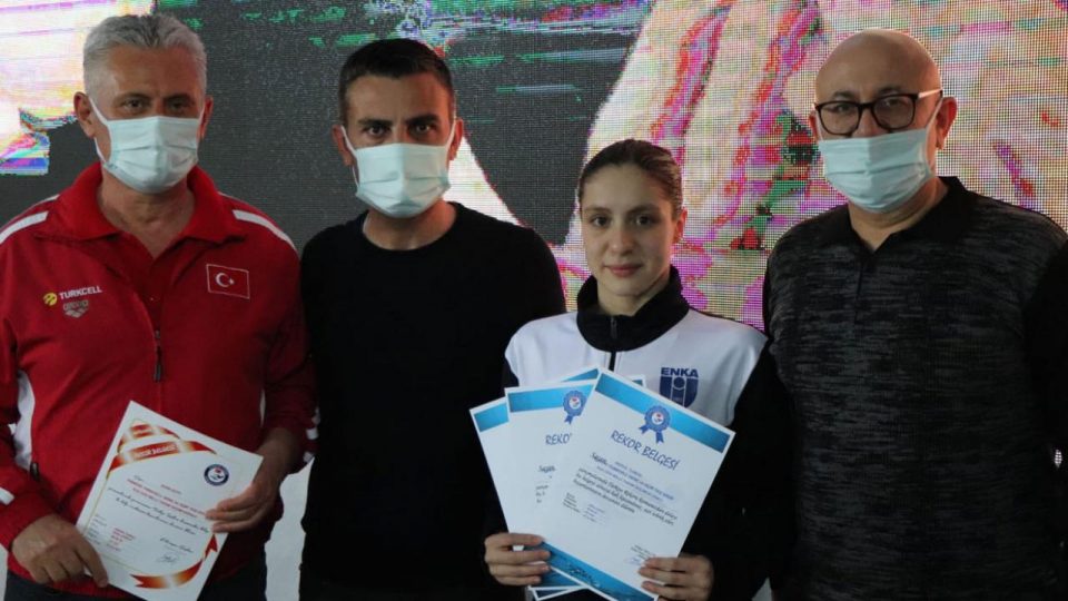 Milli yüzücü Merve Tuncel olimpiyat A barajını geçti