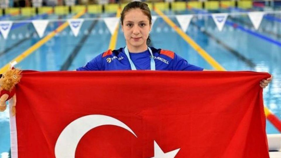 Milli yüzücü Merve Tuncel’den dünya gençler rekoru