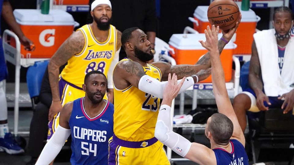 Son şampiyon Lakers sezona mağlubiyetle başladı