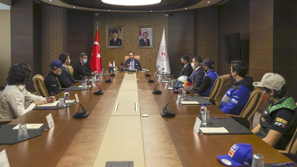 Bakan Kasapoğlu: Branş ayırt etmeden desteğimizi sunuyoruz