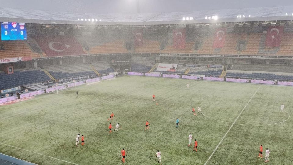 Başakşehir Sivasspor maçında kar yağışı etkili oldu