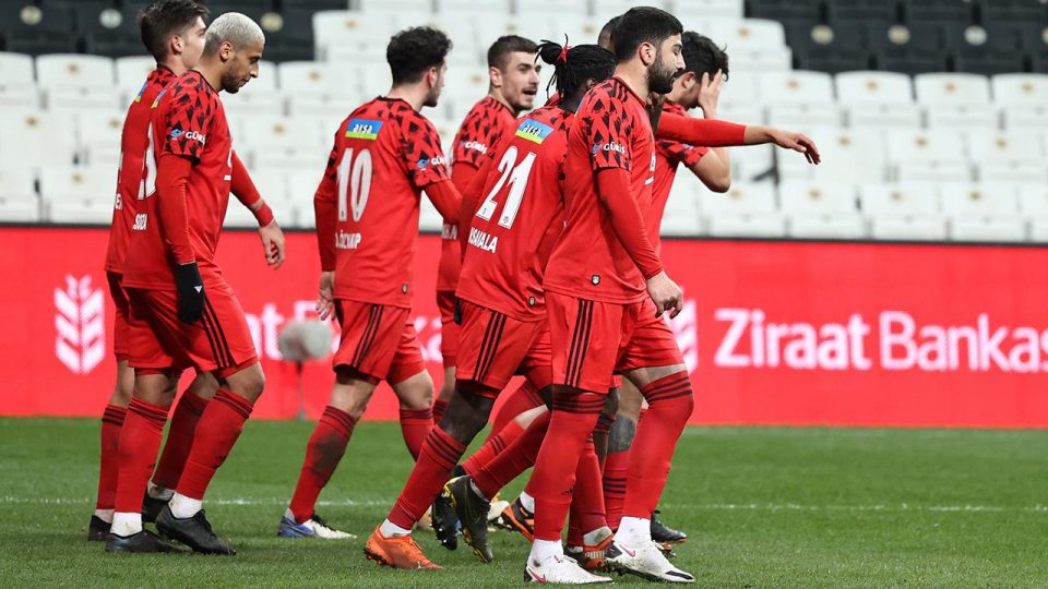 Beşiktaş, Galatasaray maçına taraftarlarının imzaladığı formayla çıkacak