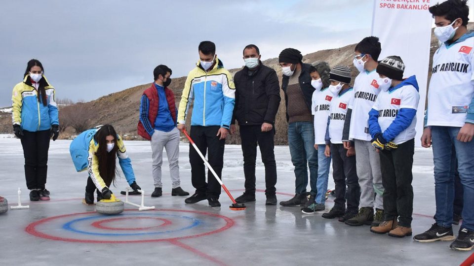 Curling Milli Takımı donan çay üzerinde curling heyecanı yaşadı