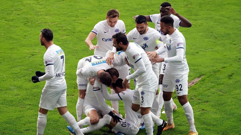 Kasımpaşa Sivasspor’u iki golle geçti