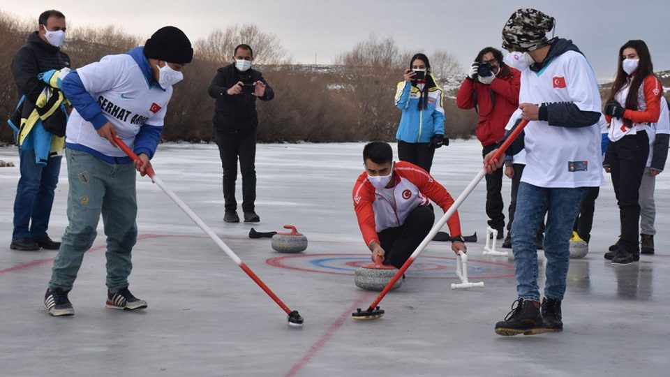Milli curlingciler köy çocukları ile Kars Çayı’nda curling oynadı