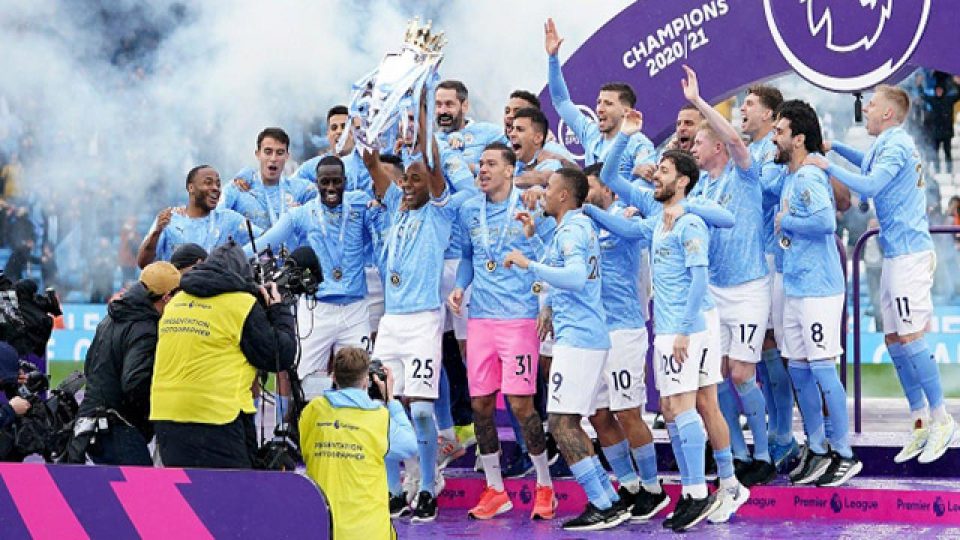 Manchester City kupasını kaldırdı