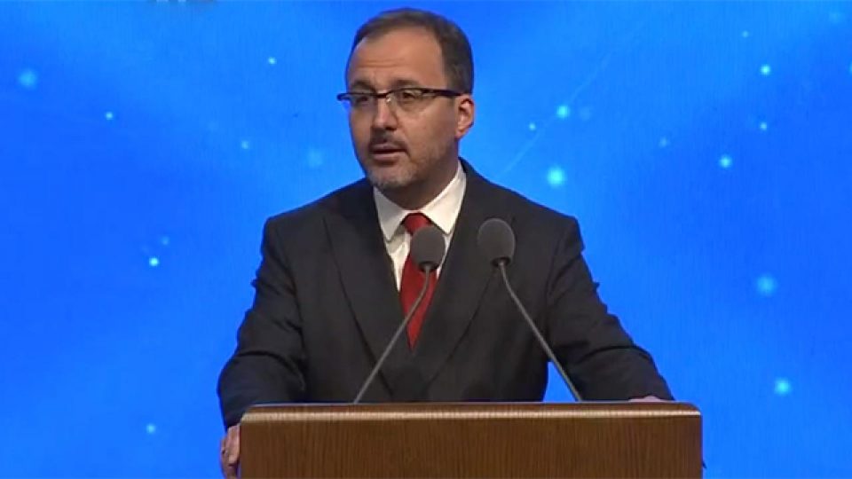 Bakan Kasapoğlu, milli atlet Ersu Şaşma’yı kutladı