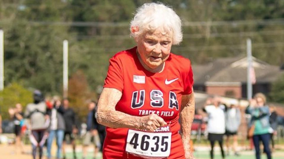 105 yaşındaki Julia Hawkins’ten dünya rekoru