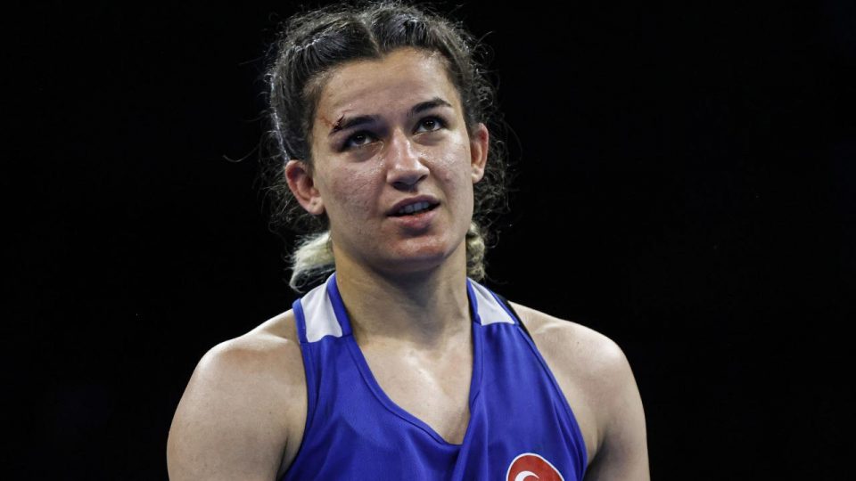 Milli boksör Hatice Akbaş bronz madalyayı garantiledi