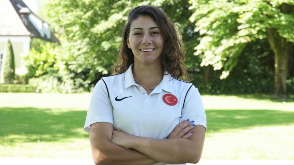 Avrupa şampiyonu Gülnaz Büşranur okçuluğa okuduğu kitap sayesinde başladı