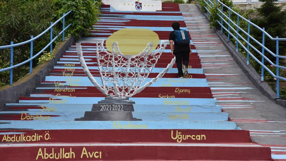 Trabzonspor’un kupası merdivenlere resmedildi