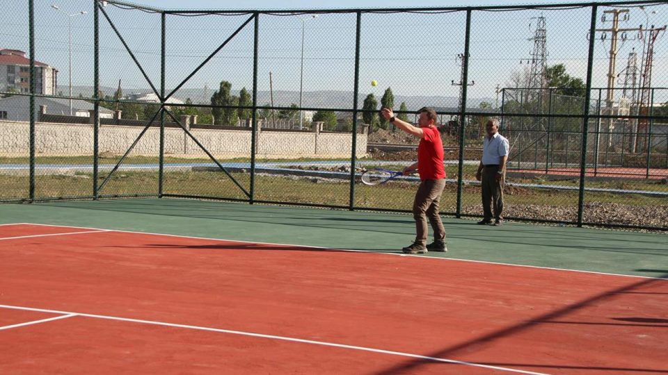 Malazgirt’te tenis kortu açıldı