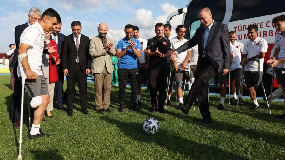 Cumhurbaşkanı Erdoğan, Ampute Milli Futbol Takımını ziyaret etti