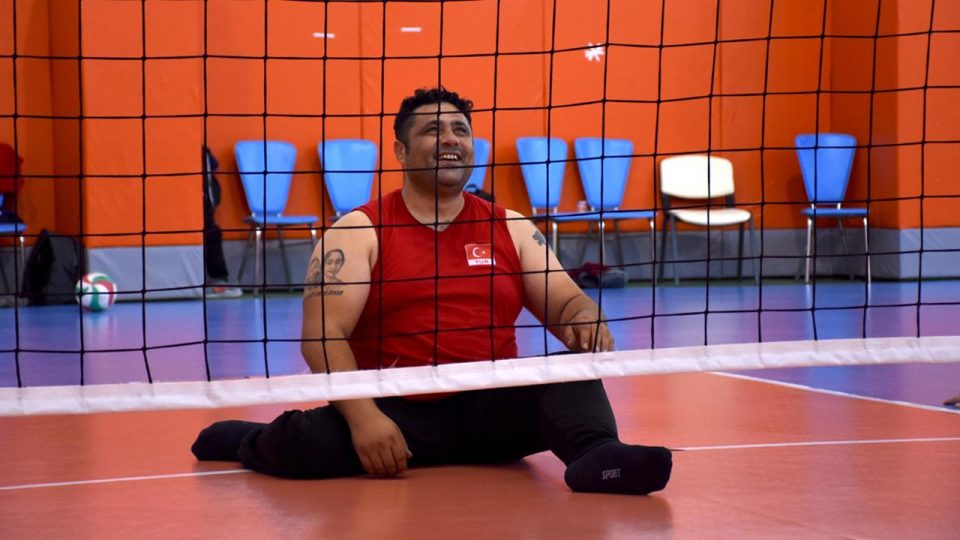 Tavsiyeyle başladığı oturarak voleybolda milli takımın başarısı için ter döküyor