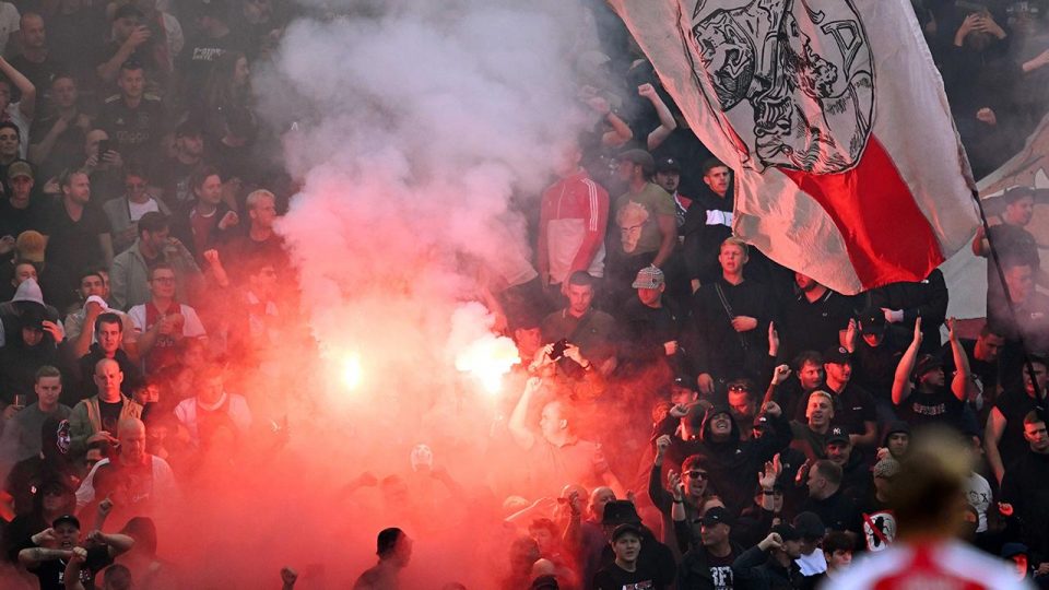 Yarıda kalan Ajax-Feyenoord maçı seyircisiz tamamlandı