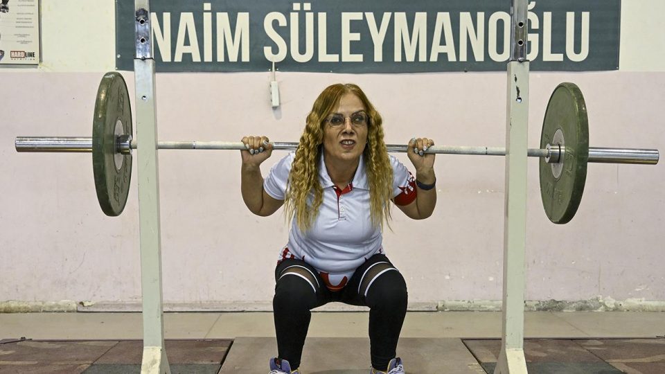 Azmiyle engelini aşan milli halterci yeniden dünya şampiyonu olmak istiyor