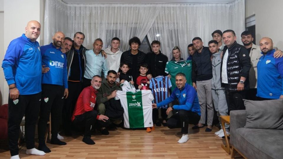 Bursasporlular yüzüne biber gazı sıkılan Yusuf Emir’i ziyaret etti